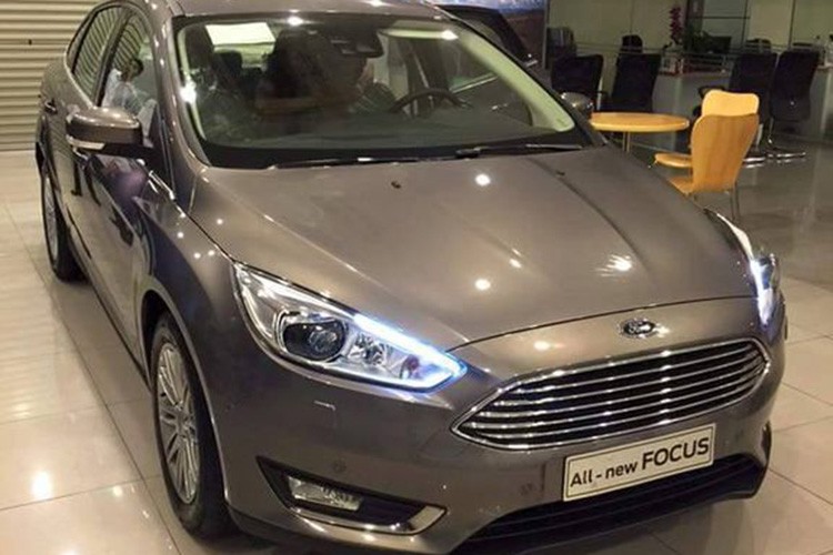  Ford Focus 2016 đã sẵn sàng đến tay khách hàng Việt bằng việc đã chính thức có mặt tại các đại lý. Chiếc xe xuất hiện trong bài viết này có ngoại thất màu xám, vừa có mặt tại đại lý Ford chính hãng tại Hà Nội.